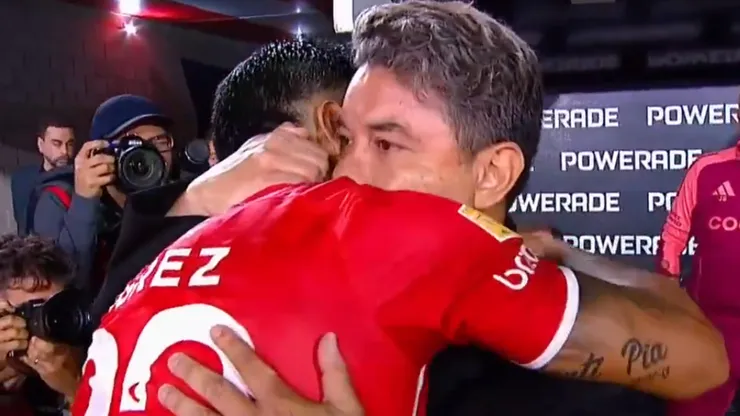 El abrazo entre Enzo Pérez y Marcelo Gallardo.