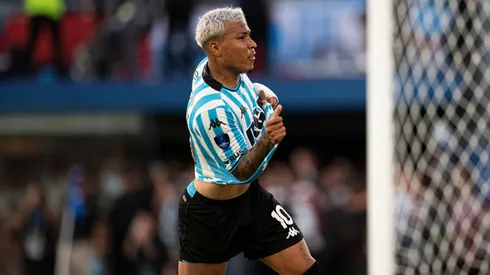 Roger Martínez festeja el tercer gol de Racing Club contra Cruzeiro en la final de la Copa Sudamericana 2024.