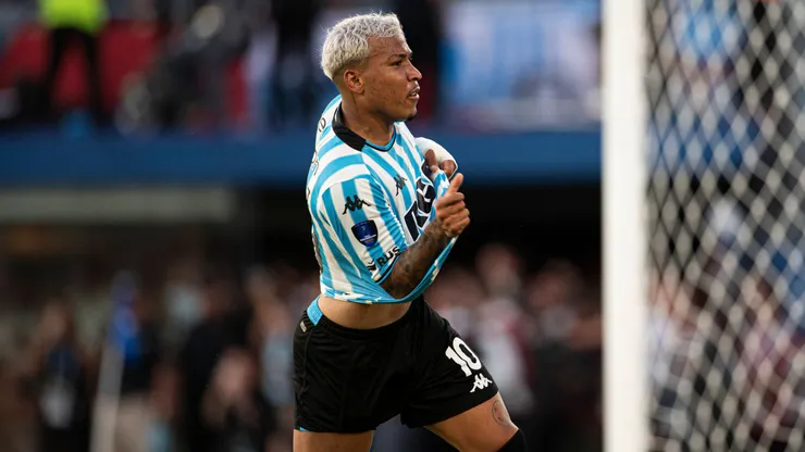 Roger Martínez festeja el tercer gol de Racing Club contra Cruzeiro en la final de la Copa Sudamericana 2024.