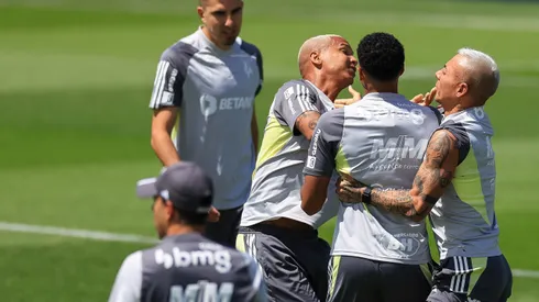 El cruce de Deyverson con un compañero antes de la final de la Copa Libertadores