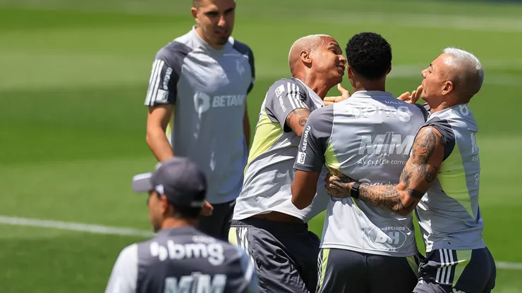El cruce de Deyverson con un compañero antes de la final de la Copa Libertadores