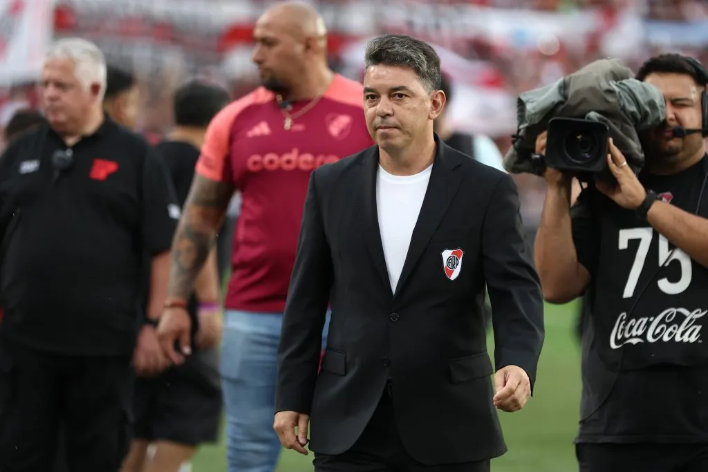 Marcelo Gallardo y la Roca de fondo. (Foto: IMAGO).