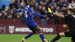 Nicolas Jackson define ante Dibu Martínez.