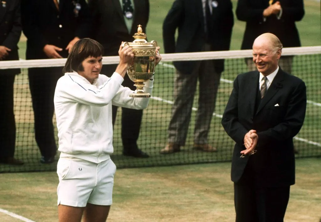 Jimmy Connors, con el trofeo de campeón de Wimbledon 1974.