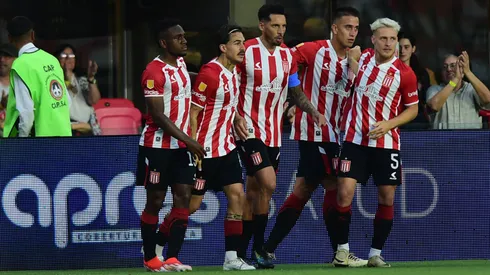 Los jugadores de Estudiantes de La Plata festejan el gol de José Sosa contra Independiente Rivadavia de Mendoza.