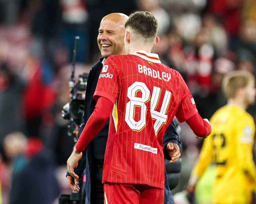 Arne Slot le dio la confianza y Bradley respondió. IMAGO