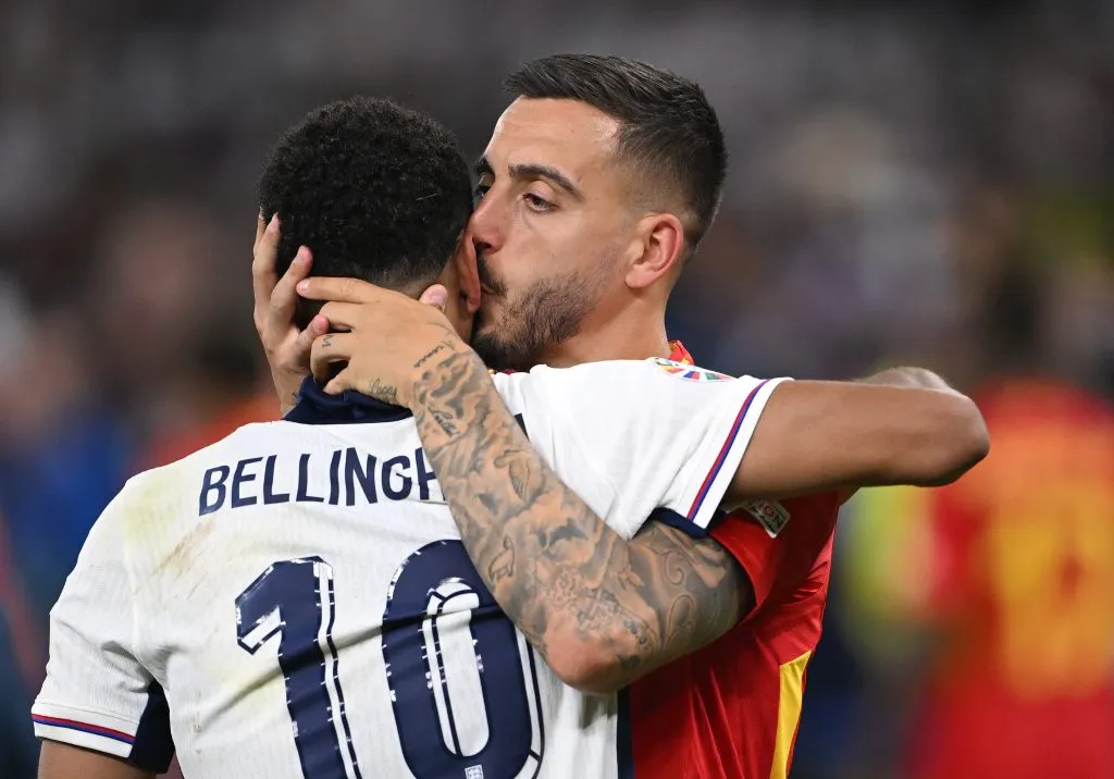 Joselu consoló a Bellingham tras la final de la Eurocopa.