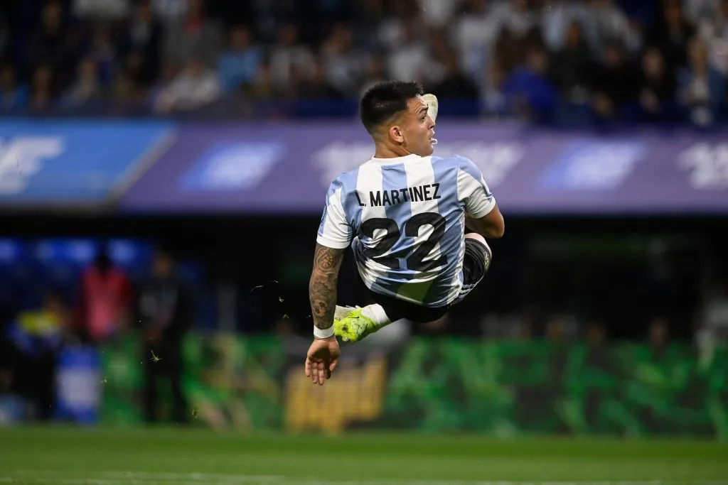 Lautaro Martínez en la jugada del gol que le permitió a Argentina ganarle a Perú y al mismo tiempo mantener el primer puesto en el Ranking FIFA.