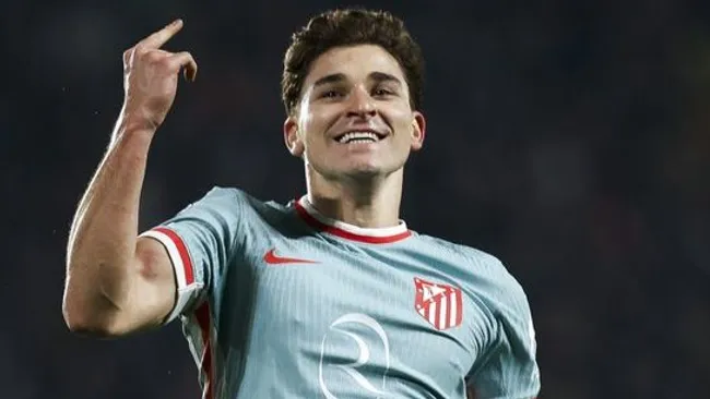 Julián Álvarez llegó a los 11 goles en la Champions League con su doblete vs. Praha.