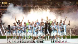 Foyth con la Albiceleste celebrando la Copa del Mundo.