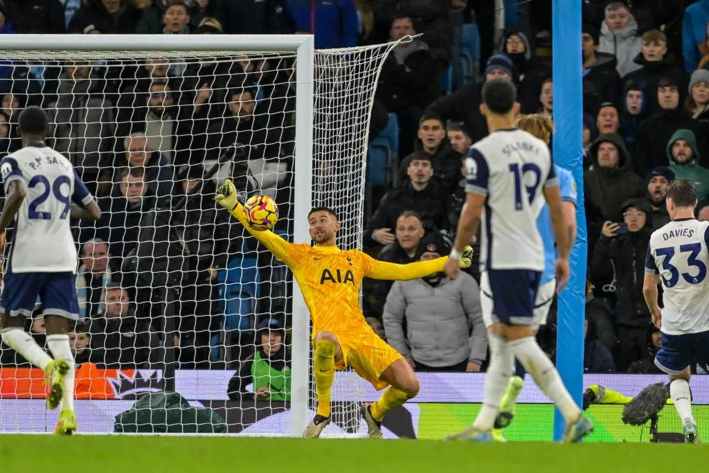 Guglielmo Vicario fue figura en la victoria de los Spurs. IMAGO