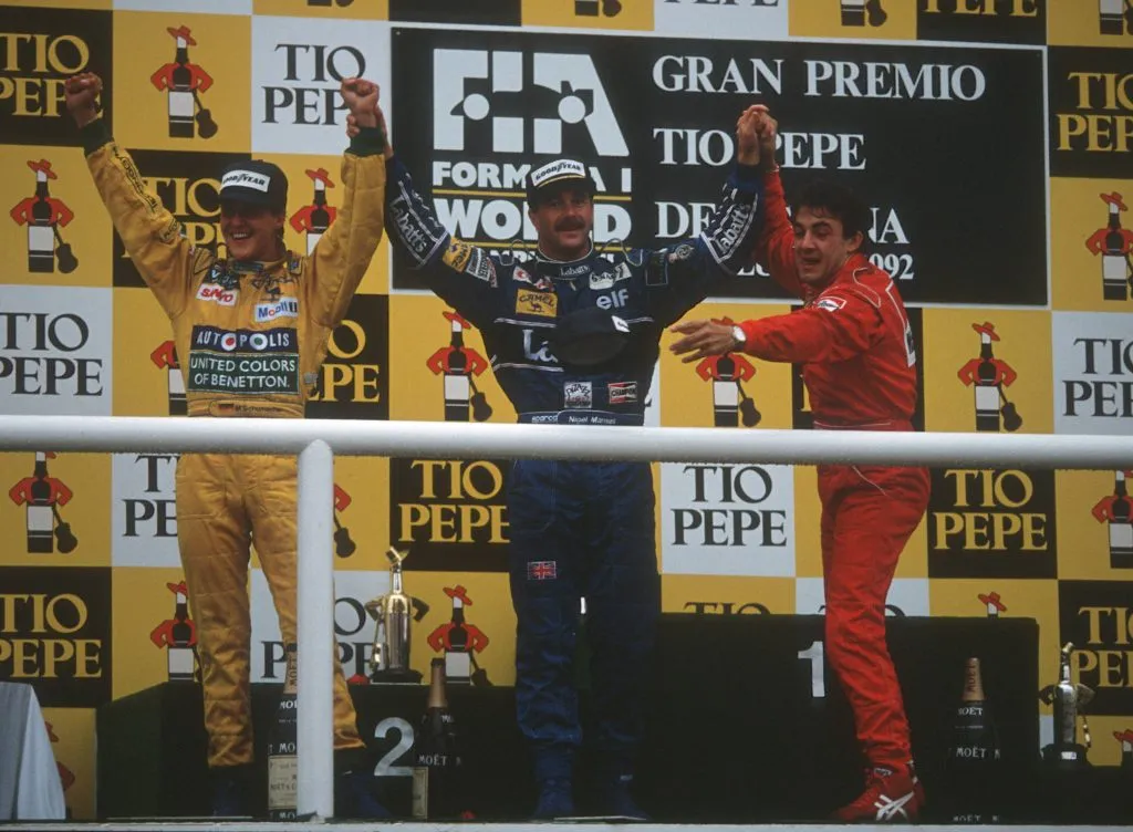 Schumacher, Mansell y Jean Alesi compartiendo el podio. (Foto: IMAGO)