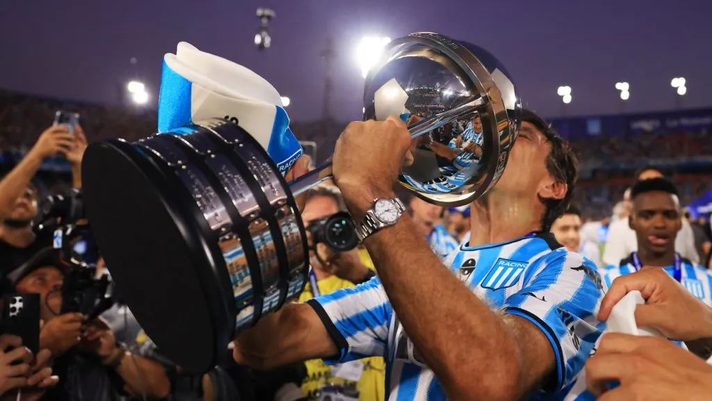 Gustavo Costas celebra la conquista de Racing.