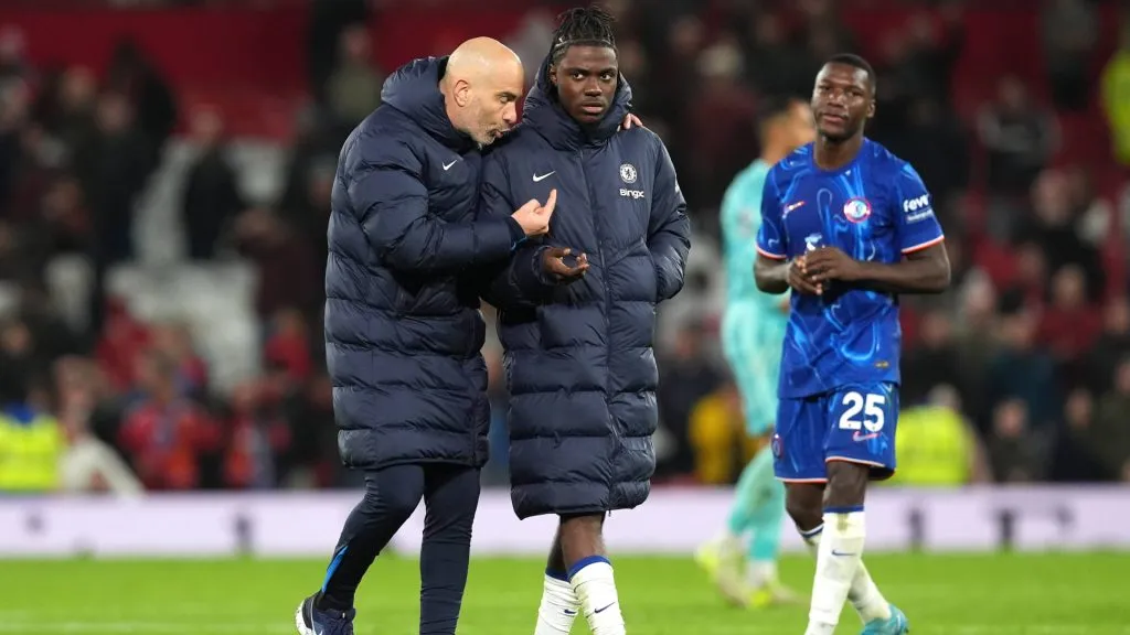 Enzo Maresca, hablando con Roméo Lavia y Moisés Caicedo más atrás (IMAGO / PA Images).