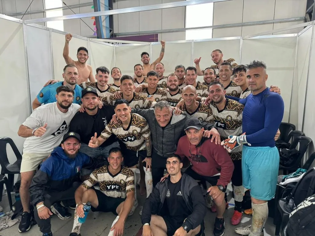 Esmerado con Argeave Sports. Jugó con Gastón Del Castillo, hermano del Kun.