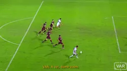 Con una cámara inédita, el audio del VAR del penal no cobrado a Vélez contra Lanús: "Se trastabilla solo"