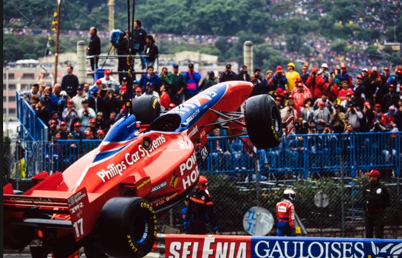 Así sacaron el auto de Jos Verstappen en Mónaco 1996.