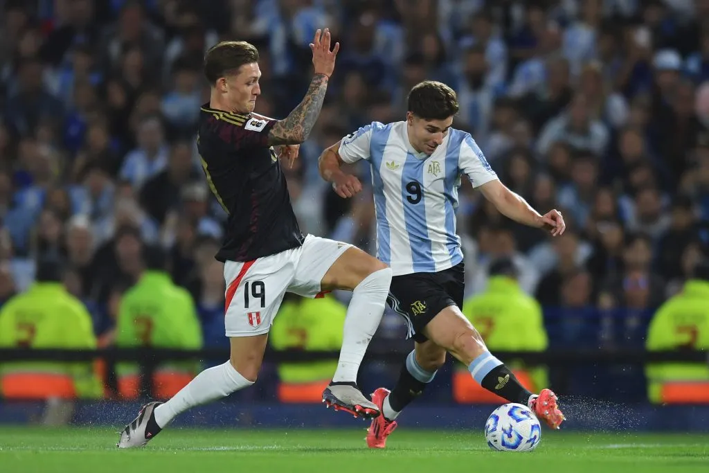 A Julián Álvarez le quedó lejos el área rival en La Bombonera.