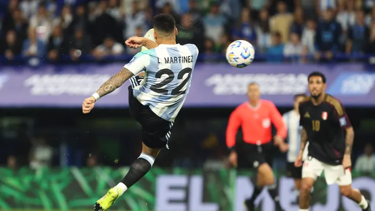 Lautaro y una pirueta para el gol argentino.