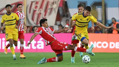Nicolás Paz y Kevin Zenón en el último partido entre Unión de Santa Fe y Boca Juniors, por la Copa de la Liga 2024.