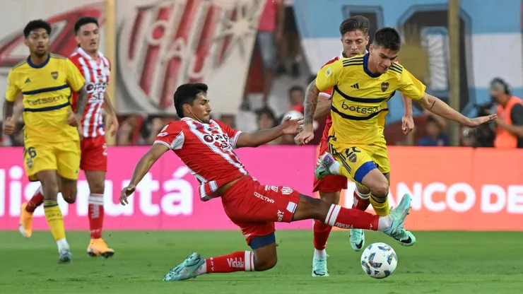 Nicolás Paz y Kevin Zenón en el último partido entre Unión de Santa Fe y Boca Juniors, por la Copa de la Liga 2024.