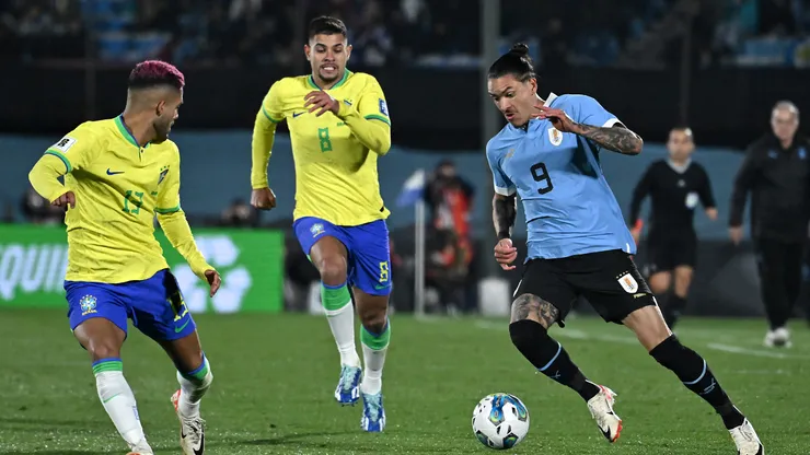Brasil y Uruguay se enfrentan por Eliminatorias.