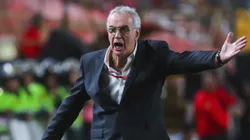 La furia del DT de Perú con la policía de Argentina: "No me pueden prohibir andar por la calle"