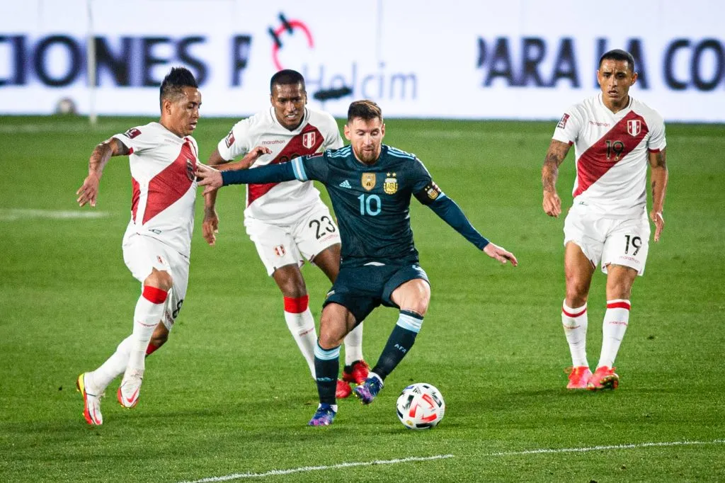Lionel Messi gambeteando ante los rivales peruanos.
