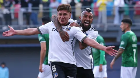 Leonardo Gil, junto a Arturo Vidal, jugadores de Colo Colo.