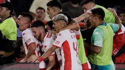 Los jugadores de Huracán festejan con su gente en el partido ante Independiente, disputado en el Tomás Adolfo Ducó.