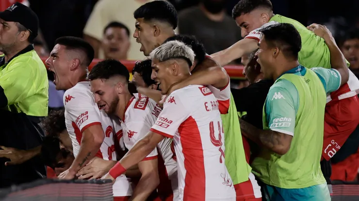 Los jugadores de Huracán festejan con su gente en el partido ante Independiente, disputado en el Tomás Adolfo Ducó.