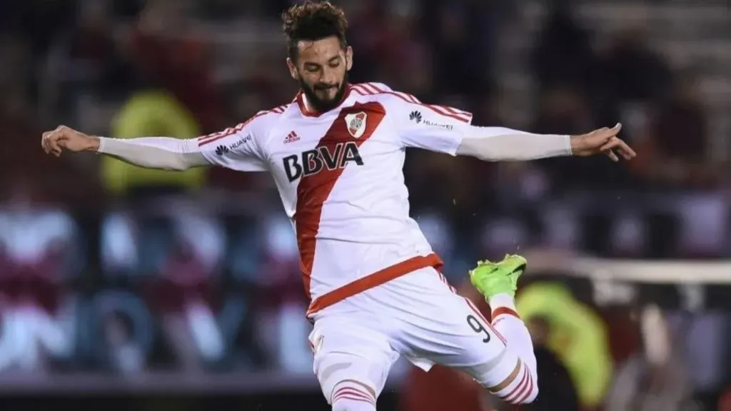 Una imagen que casi nunca se vio: Larrondo rematando al arco (Getty Images)