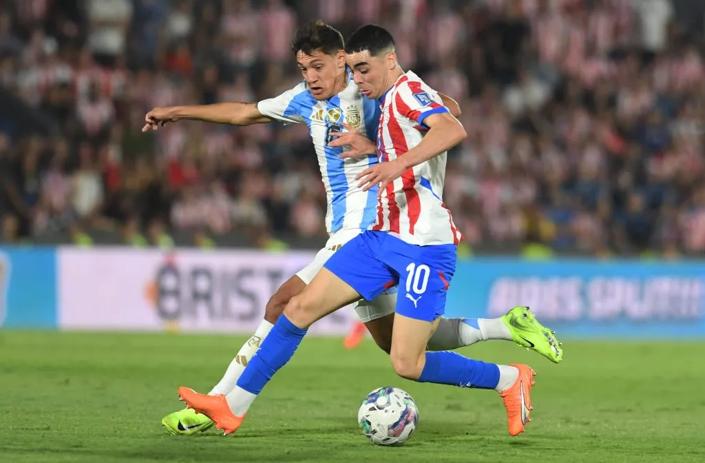 Miguel Almirón en acción con la Selección de Paraguay, ante Argentina.