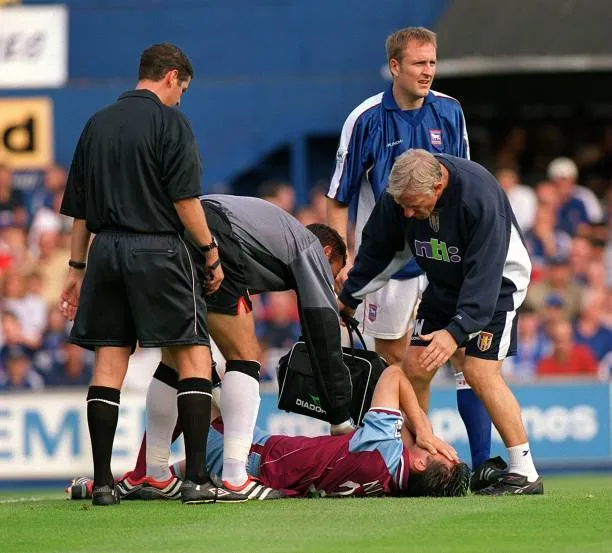 Luc Nilis tuvo que retirarse luego de una doble fractura en sus primeros partidos con Aston Villa. Getty.