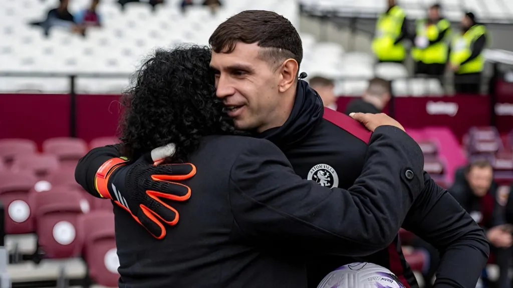 Higuita viajó especialmente a Inglaterra para encontrarse con Dibu Martínez.