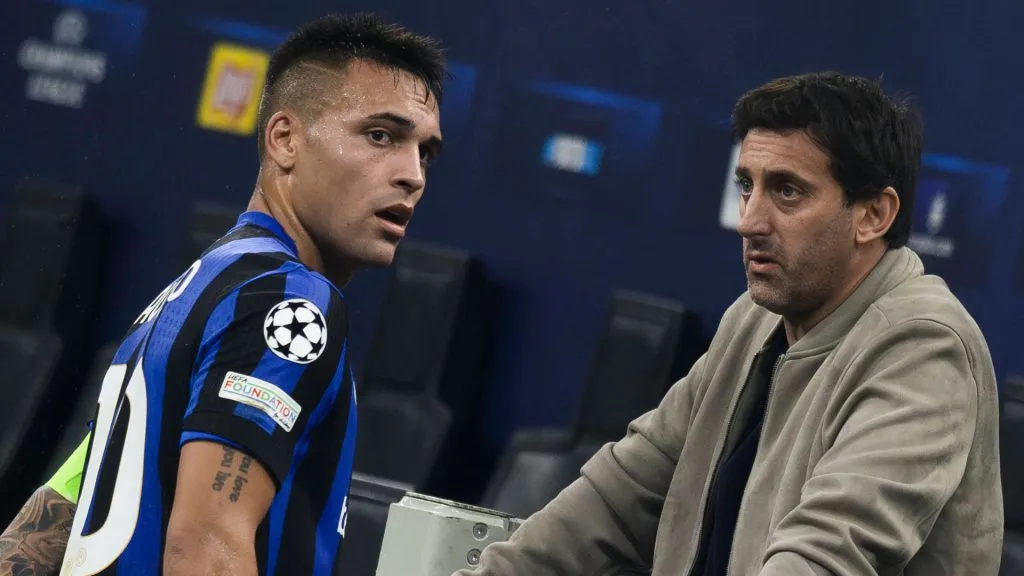 Lautaro Martínez, actual delantero del Inter, junto a Diego Milito (IMAGO / Nicolo Campo).