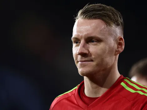 Fue clave en la carrera de Dibu Martínez, renunció a su Selección y cobra 9 millones en la Premier League