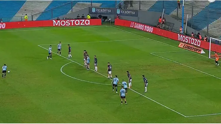 Juanfer anotó un golazo de tiro libre.