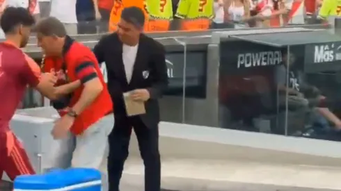 Marcelo Gallardo ayudando al fotógrafo.