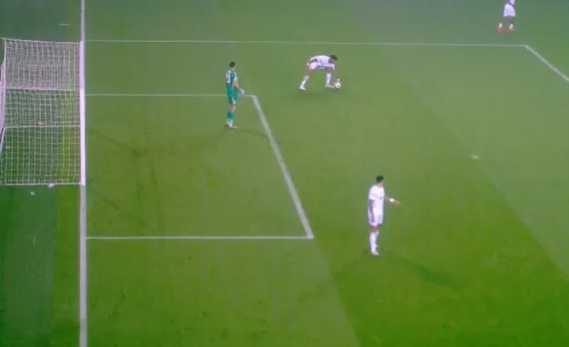 El momento en el que Tyrone Mings tomó la pelota con la mano.