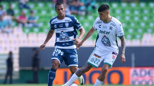 Adonis Frías, futbolista argentino de León de México, con la pelota.