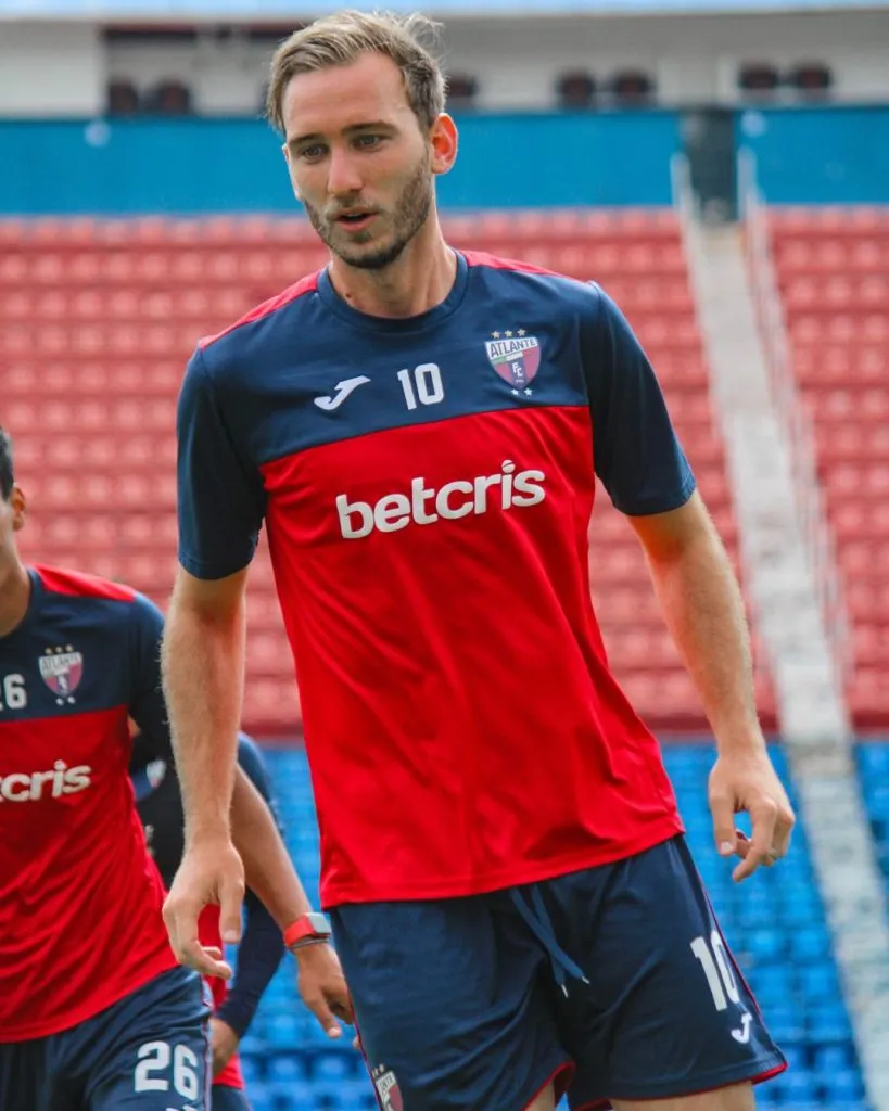 Matías Roskopf con la camiseta de Atlante de México.