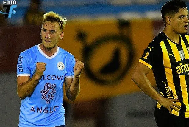 Matías Roskopf celebrando un gol contra Peñarol.