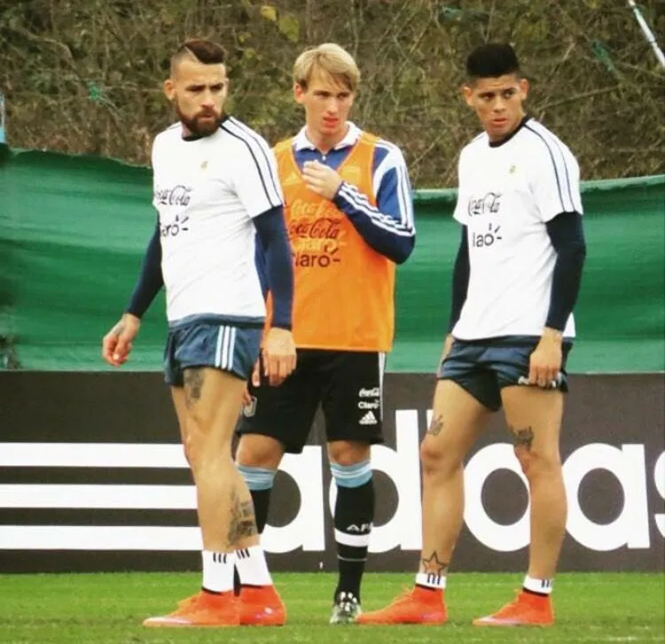 Matías Roskopf junto a Otamendi y Marcos Rojo en la Copa América.