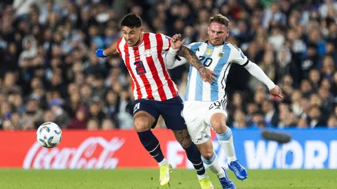 Adam Bareiro, jugando para Paraguay ante Alexis Mac Allister de la Selección Argentina.