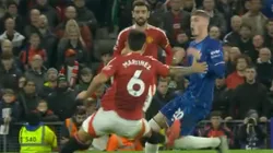 La durísima patada del defensor argentino.