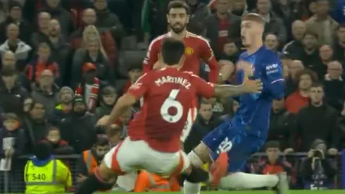 La durísima patada del defensor argentino.