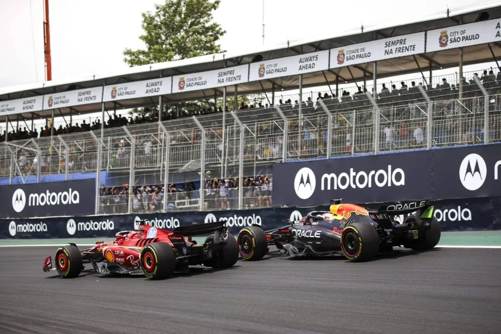 Verstappen fue sancionado y perdió la posición con Leclerc. IMAGO