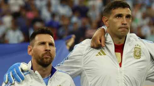 Lionel Messi junto a Dibu Martínez.