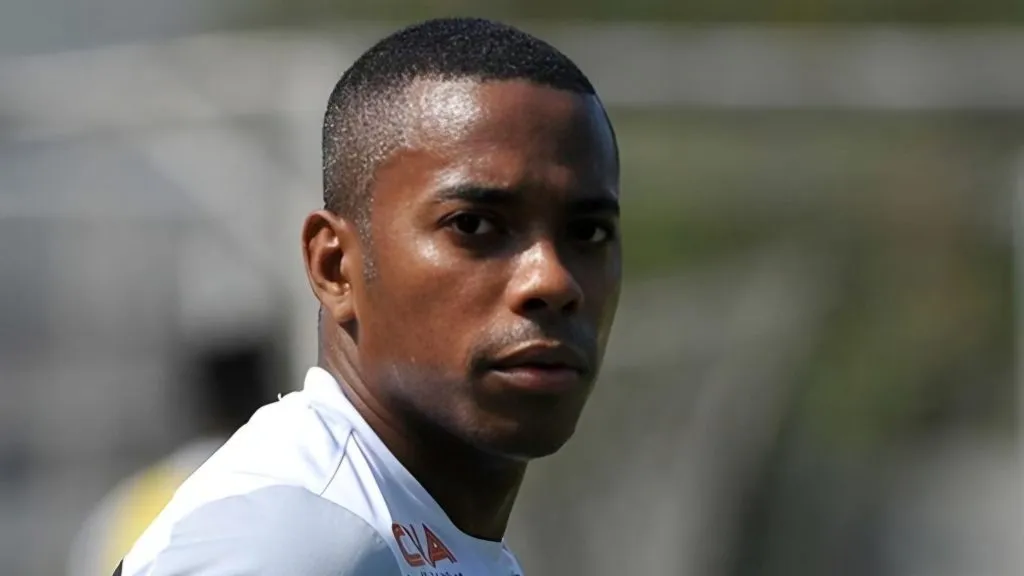 Robinho, jugador y entrenador en la cárcel.